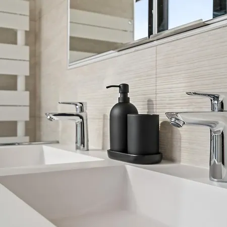 Stylish Downtown Escape With Comforts Lägenhet *