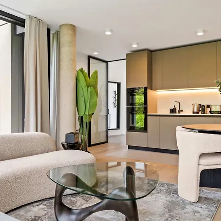 Stylish Downtown Escape With Comforts Lägenhet *