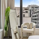 Stylish Downtown Escape With Comforts דירה