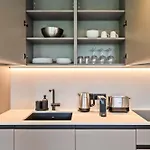 דירה Stylish Downtown Escape With Comforts *