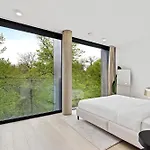 דירה Stylish Downtown Escape With Comforts