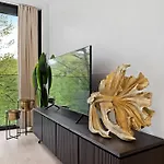 Stylish Downtown Escape With Comforts *