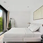 Stylish Downtown Escape With Comforts דירה *