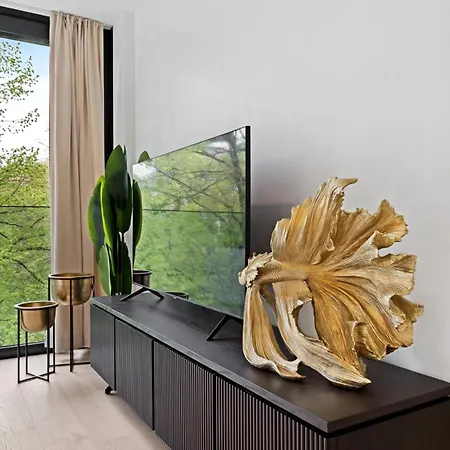 Stylish Downtown Escape With Comforts *