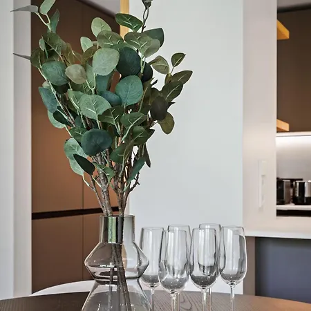 Apartment Stylish Downtown Escape With Comforts *