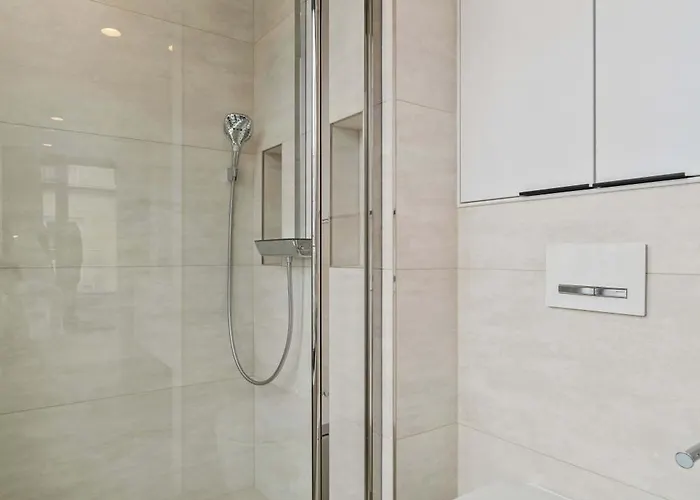 Stylish Downtown Escape With Comforts *