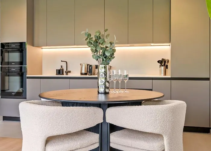 Stylish Downtown Escape With Comforts *