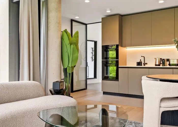 Stylish Downtown Escape With Comforts 公寓 *