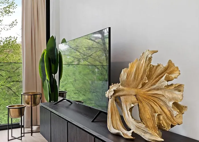 Stylish Downtown Escape With Comforts *