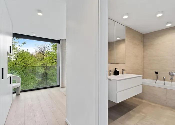 Stylish Downtown Escape With Comforts Daire