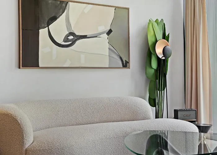 Daire Stylish Downtown Escape With Comforts