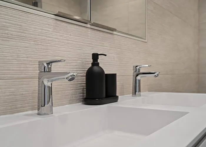 Stylish Downtown Escape With Comforts *