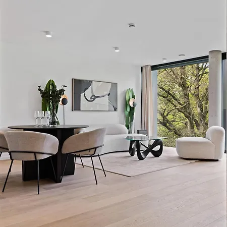 Stylish Downtown Escape With Comforts Luxemburg