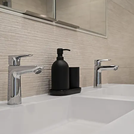 Stylish Downtown Escape With Comforts *