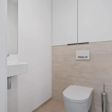 Stylish Downtown Escape With Comforts Apartment